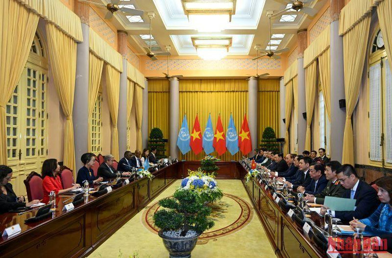 Quang cảnh buổi hội đàm giữa Chủ tịch nước Nguyễn Xuân Phúc và Tổng Thư ký Liên hợp quốc Antonio Guterres tại Phủ Chủ tịch.