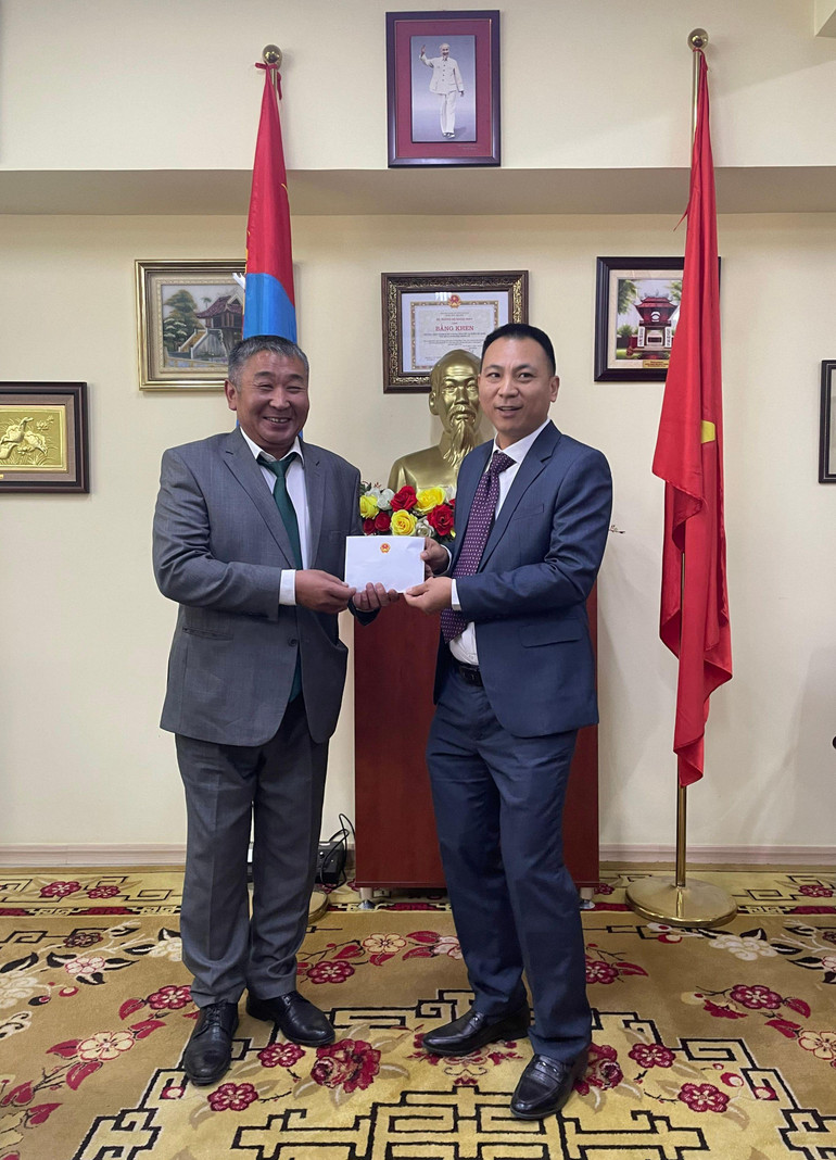 Bộ trưởng Lê Minh Hoan thăm trường mang tên Bác tại Mông Cổ ảnh 1