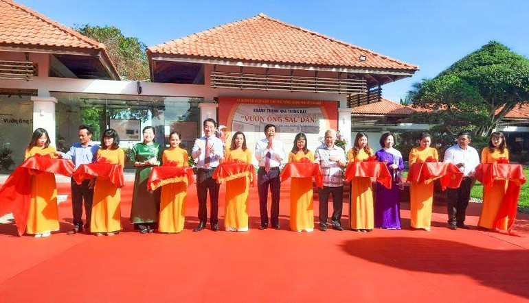 Lễ cắt băng khánh thành Nhà trưng bày “Vườn ông Sáu Dân”. (Ảnh: BÁ DŨNG)