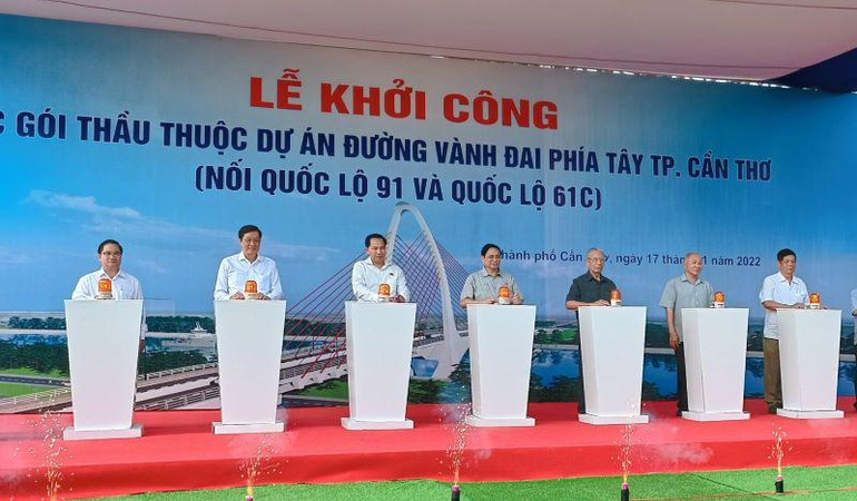 Thủ tướng Phạm Minh Chính và các đại biểu bấm nút khởi công dự án.