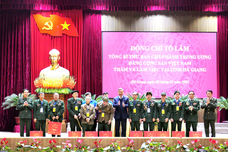 Tổng Bí thư Tô Lâm, Đại tướng Phan Văn Giang, Đại tướng Lương Tam Quang trao quà của Trung ương Đảng và Quân ủy Trung ương, Bộ Quốc phòng tặng đại diện các gia đình chính sách tỉnh Hà Giang tại buổi làm việc.