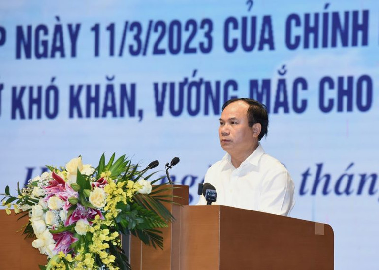 Thứ trưởng Bộ Xây dựng Nguyễn Văn Sinh báo cáo kết quả thực hiện Nghị quyết 33 của Chính phủ về thị trường bất động sản.