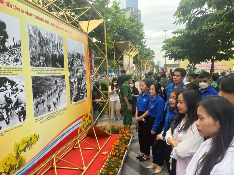 Đông đảo bạn trẻ đến tham quan triển lãm trong sáng khai mạc tại công viên Lam Sơn.