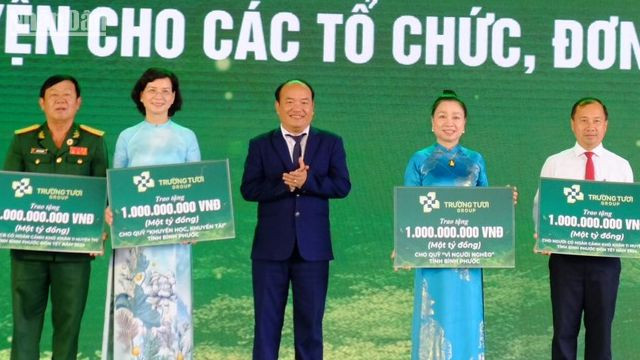 Ông Phạm Hương Sơn trao kinh phí hỗ trợ cho các địa phương tỉnh Bình Phước.