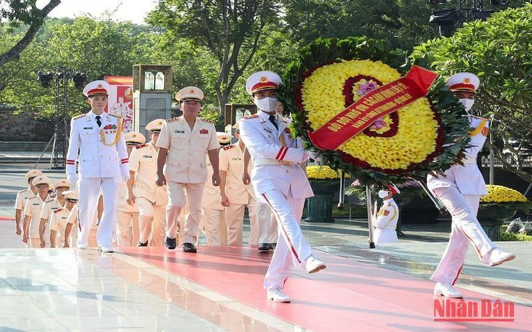 Đoàn đại biểu Công an trung ương - Bộ Công an do Thượng tướng Trần Quốc Tỏ, Ủy viên Trung ương Đảng, Phó Bí thư Đảng ủy Công an Trung ương, Thứ trưởng Công an làm trưởng đoàn đặt vòng hoa, tưởng niệm các Anh hùng liệt sĩ.