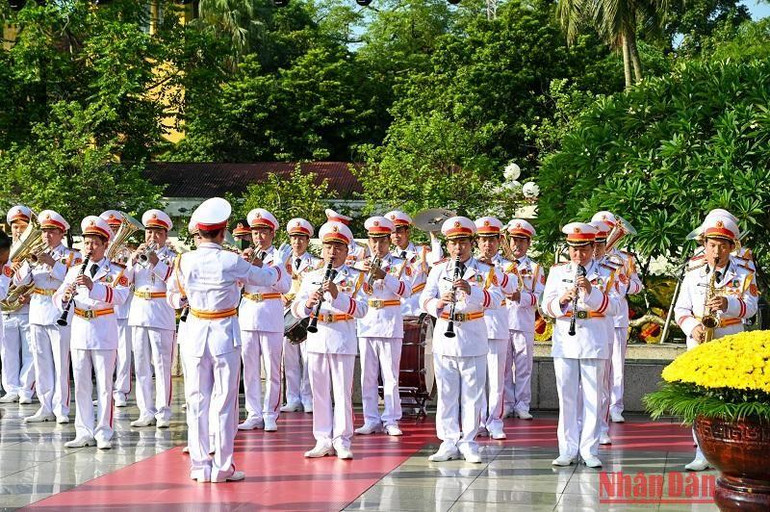 Đoàn Nghi lễ Quân đội cử hành quân nhạc tại Đài tưởng niệm các Anh hùng liệt sĩ trên đường Bắc Sơn.