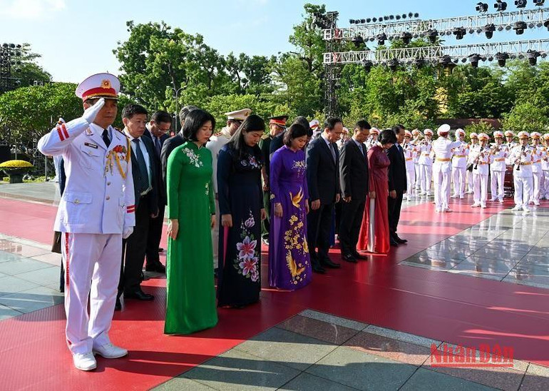 Đoàn đại biểu Thành ủy, Hội đồng nhân dân, Ủy ban nhân dân, Ủy ban Mặt trận Tổ quốc Việt Nam thành phố Hà Nội tưởng niệm các Anh hùng liệt sĩ.