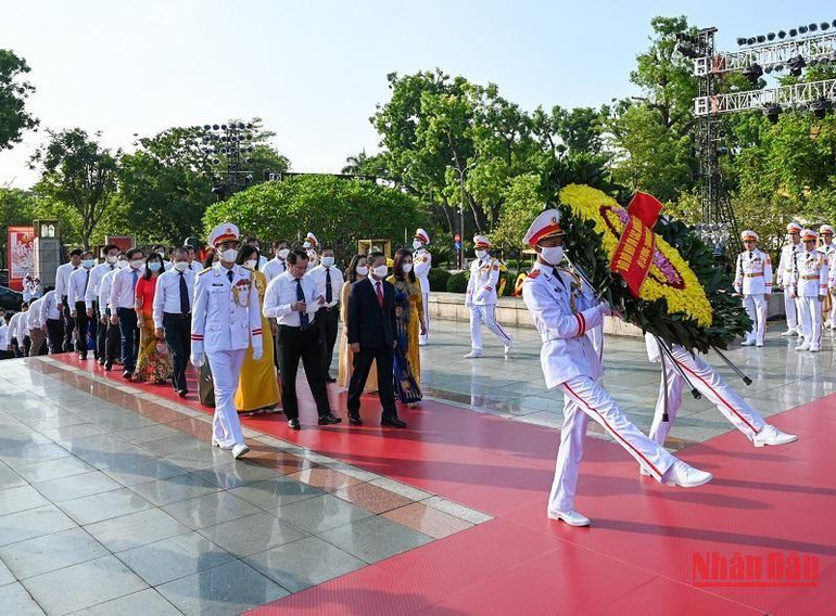 Đoàn đại biểu Bộ Lao động-Thương binh và Xã hội đặt vòng hoa tưởng niệm các Anh hùng liệt sĩ.