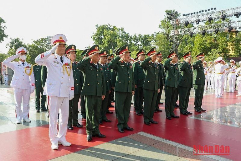 Đoàn đại biểu Quân ủy Trung ương - Bộ Quốc phòng do Đại tướng Phan Văn Giang, Ủy viên Bộ Chính trị, Phó Bí thư Quân ủy Trung ương, Bộ trưởng Quốc phòng làm trưởng đoàn đặt vòng hoa, tưởng niệm các Anh hùng liệt sĩ.