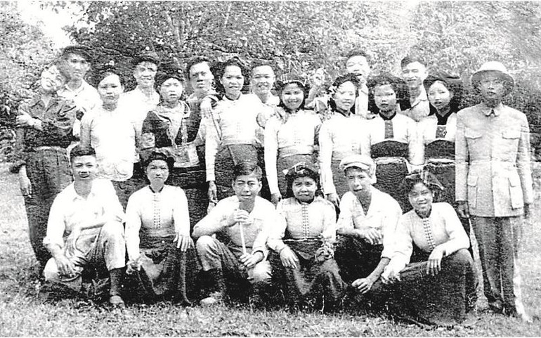 Đoàn văn công Khu tự trị Thái Mèo năm 1955.