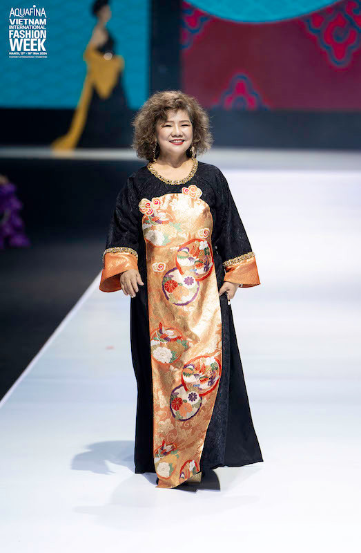 Với sự duyên dáng và khí chất đặc biệt, nữ nghệ sĩ tài hoa đã trở thành một điểm nhấn nổi bật trên sàn diễn.