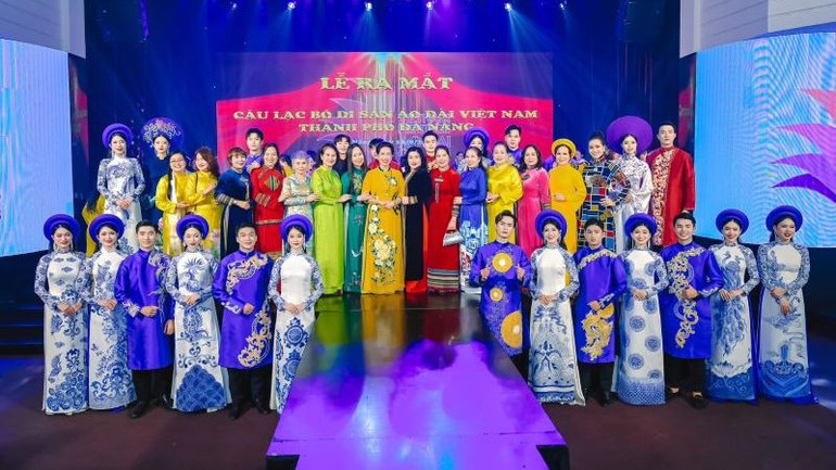 Trình diễn áo dài chào mừng ra mắt Câu lạc bộ Di sản áo dài Việt Nam thành phố Đà Nẵng. (Ảnh BTC)