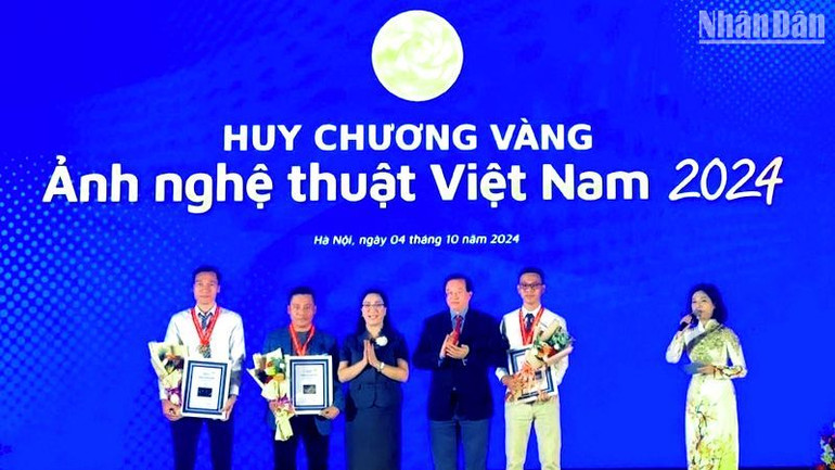 Trao giải cho các tác giả đoạt Huy chương Vàng. Trao giải cho các tác giả đoạt Huy chương Vàng.