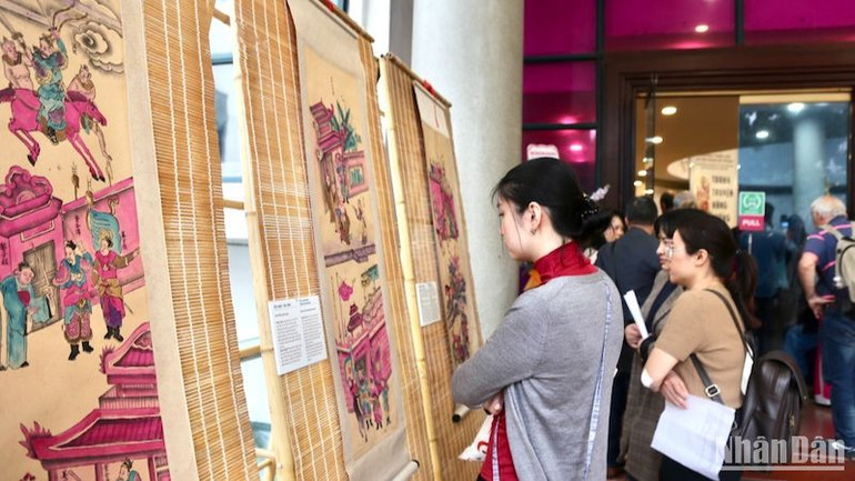 Khách tham quan tìm hiểu về các tích truyện và nhân vật xưa.