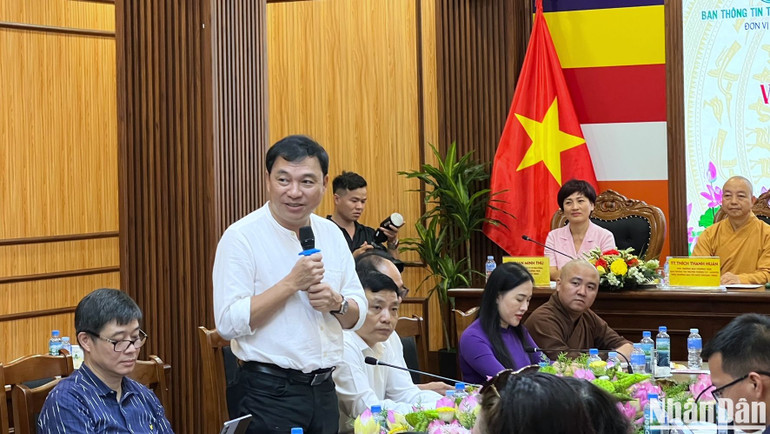 Đạo diễn Điệp Văn cho biết chương trình nghệ thuật sẽ có nhiều tiết mục đặc biệt với sự tham gia của các nghệ sĩ tên tuổi. Đạo diễn Điệp Văn cho biết chương trình nghệ thuật sẽ có nhiều tiết mục đặc biệt với sự tham gia của các nghệ sĩ tên tuổi.