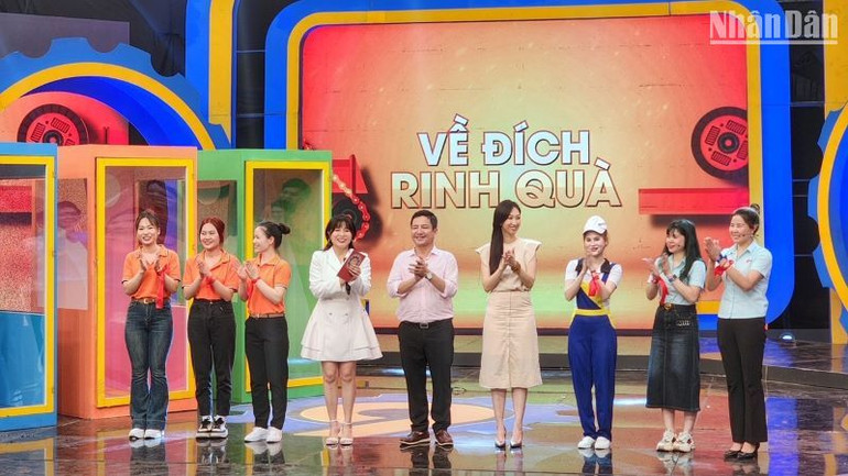 Các nghệ sĩ, MC giàu kinh nghiệm và được khán giả mến mộ đồng hành cùng người chơi.