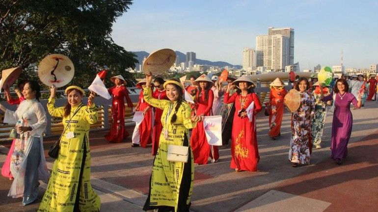 Áo dài muôn màu muôn vẻ khoe sắc trên đường phố Đà Nẵng. (Ảnh: BTC)