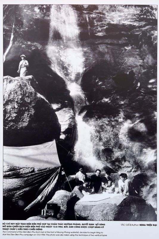 Bộ chỉ huy mặt trận Điện Biên Phủ họp tại chân thác Mường Phăng. (Ảnh chụp bằng kỹ thuật chụp chắp 2 kiểu theo chiều đứng)