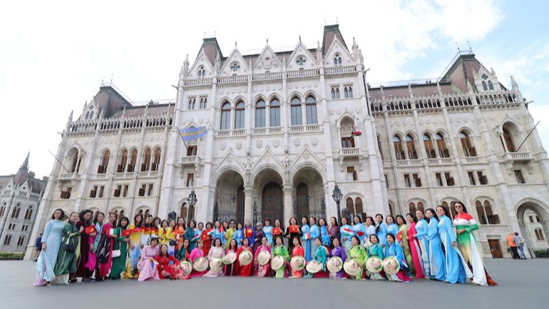 Muôn màu áo dài Việt Nam tung bay giữa châu Âu. Muôn màu áo dài Việt Nam tung bay giữa châu Âu.