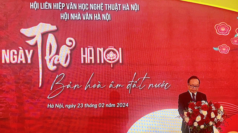 Nhà văn Trần Gia Thái phát biểu khai mạc.