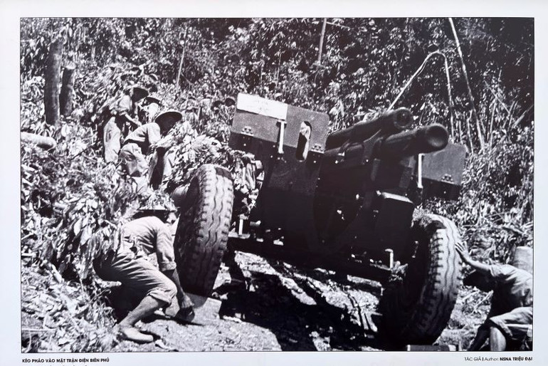 Kéo pháo vào mặt trận Điện Biên Phủ.
