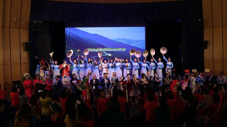 Sân khấu trình diễn thời trang và nghệ thuật truyền thống Việt Nam được cộng đồng người Việt lẫn khách quốc tế hưởng ứng nhiệt liệt. Sân khấu trình diễn thời trang và nghệ thuật truyền thống Việt Nam được cộng đồng người Việt lẫn khách quốc tế hưởng ứng nhiệt liệt.