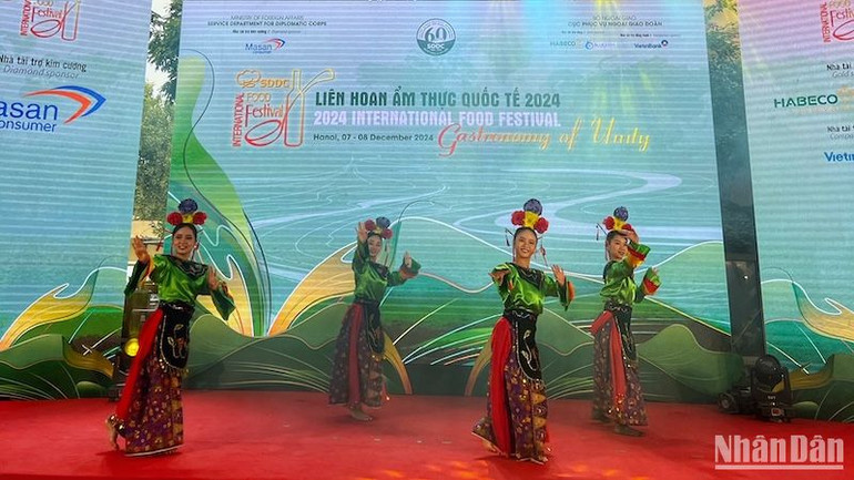 Một tiết mục ca múa nhạc truyền thống đến từ đất nước vạn đảo Indonesia.