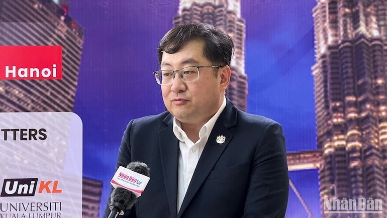 Đại sứ Dato' Tan Yang Thai trả lời phỏng vấn.