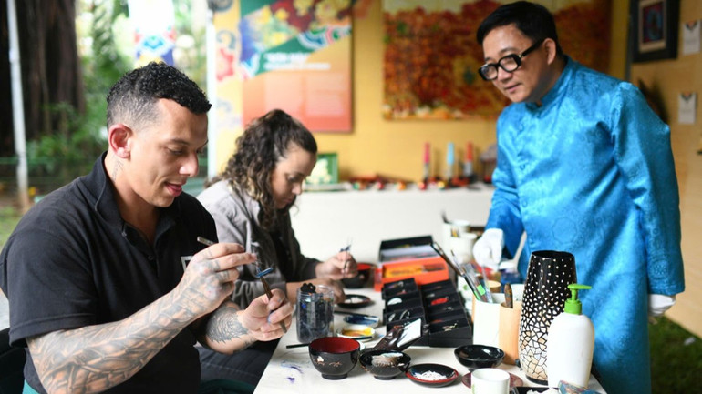 Nghệ thuật sơn mài Việt Nam trên tay các bạn trẻ Brazil.