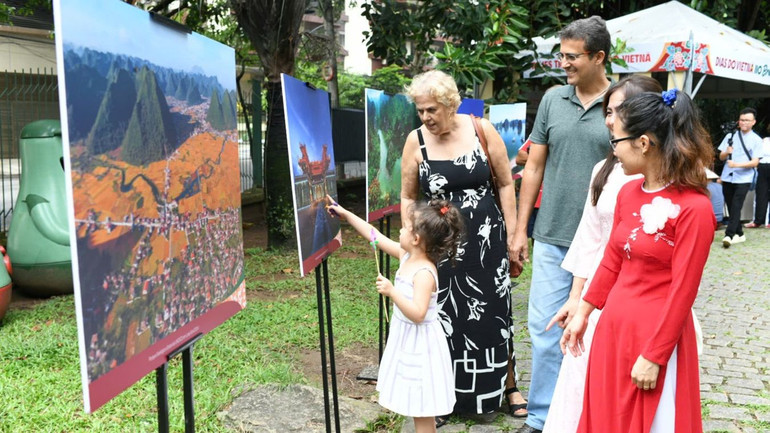 Sự kiện thu hút khách tham quan đa dạng lứa tuổi.