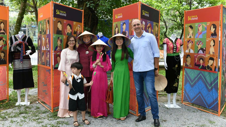 Qua việc ngắm tranh và chơi ghép hình, khách tham quan có trải nghiệm tương tác đáng nhớ, cảm nhận phần nào sắc màu rực rỡ của các dân tộc Việt Nam.