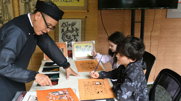 Thiếu nhi Brazil tìm hiểu về dòng tranh dân gian độc đáo, mang đậm phong cách Việt Nam.