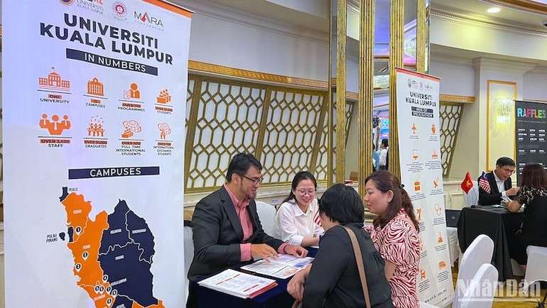 Đại diện các tổ chức giáo dục uy tín của Malaysia giải đáp các thắc mắc, yêu cầu từ học sinh, sinh viên và phụ huynh.