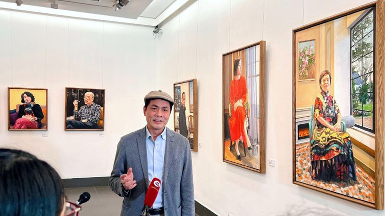 Nhà thơ, nhà báo Trần Hữu Việt bày tỏ cảm xúc tại triển lãm, nhận định ngắn gọn rằng "Phạm Luận là hội họa - Hội họa là Phạm Luận".