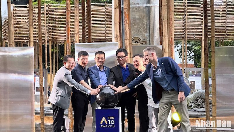 Các đại biểu thực hiện nghi thức khai mạc triển lãm. Các đại biểu thực hiện nghi thức khai mạc triển lãm.