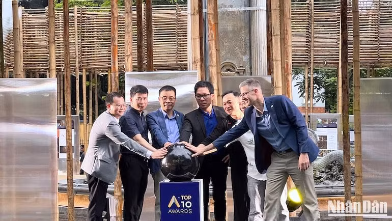 Các đại biểu thực hiện nghi thức khai mạc triển lãm.