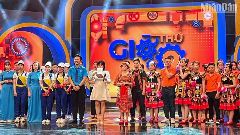 Công nhân, người lao động thể hiện tài năng nghệ thuật.