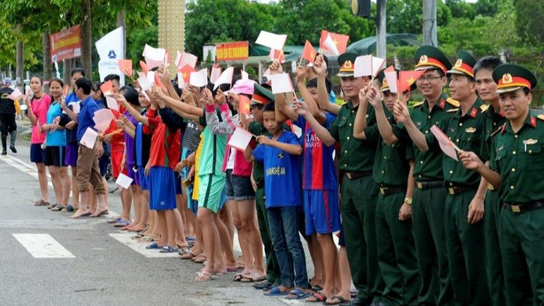 Cuộc đua xe đạp "Về Điện Biên Phủ năm 2024 - Cúp Báo Quân đội nhân dân" được người xem chào đón và cổ vũ. (Ảnh: Trọng Hải)