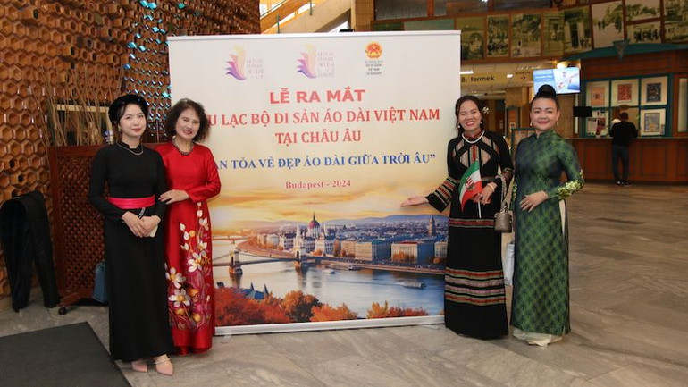 Chủ nhiệm Câu lạc bộ Di sản áo dài Việt Nam Nguyễn Thị Thanh Tâm (người mặc áo dài đỏ) bày tỏ niềm xúc động, tự hào trước sự đoàn kết của các thành viên Câu lạc bộ trong khu vực châu Âu, đồng thời khẳng định sẽ tiếp tục tổ chức nhiều hoạt động thiết thực, ý nghĩa nhằm quảng bá áo dài và di sản văn hóa Việt Nam trong thời gian tới. Chủ nhiệm Câu lạc bộ Di sản áo dài Việt Nam Nguyễn Thị Thanh Tâm (người mặc áo dài đỏ) bày tỏ niềm xúc động, tự hào trước sự đoàn kết của các thành viên Câu lạc bộ trong khu vực châu Âu, đồng thời khẳng định sẽ tiếp tục tổ chức nhiều hoạt động thiết thực, ý nghĩa nhằm quảng bá áo dài và di sản văn hóa Việt Nam trong thời gian tới.