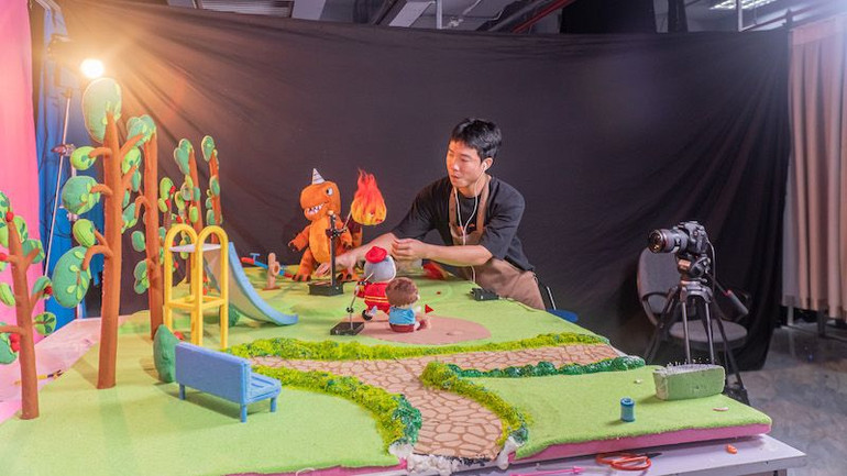 Nhân sự Sconnect hầu hết là người Việt trẻ năng động và giàu đam mê, với khả năng đảm nhận từ thiết kế đồ hoạ vi tính cho tới sản xuất đạo cụ thủ công. (Ảnh: Sconnect Việt Nam)