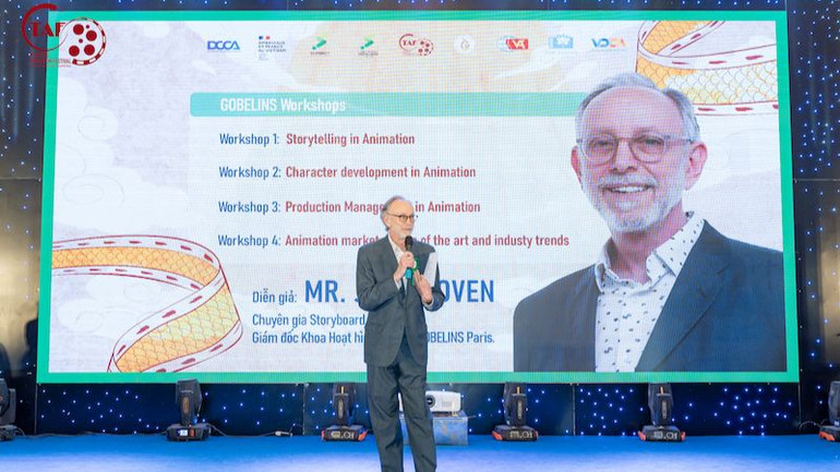 Chuyên gia hoạt hình John Coven phát biểu tại buổi lễ. (Ảnh: HÀ QUYÊN)