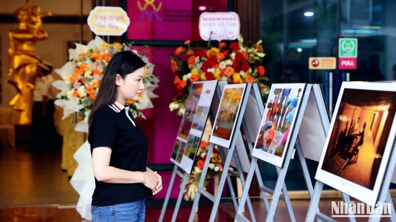 Nhà thơ, nhà báo Lữ Mai bày tỏ sự xúc động trước những bức ảnh vừa có giá trị tư liệu, vừa truyền cảm hứng sâu sắc.