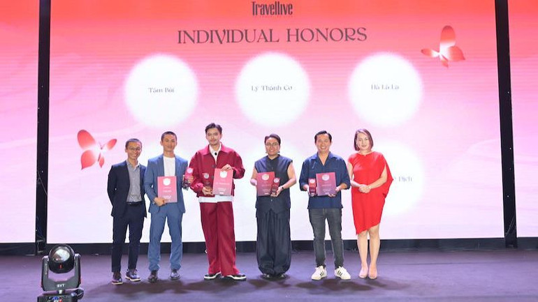 Ban tổ chức trao chứng nhận cho những gương mặt có ảnh hưởng với cộng đồng yêu thích du lịch.