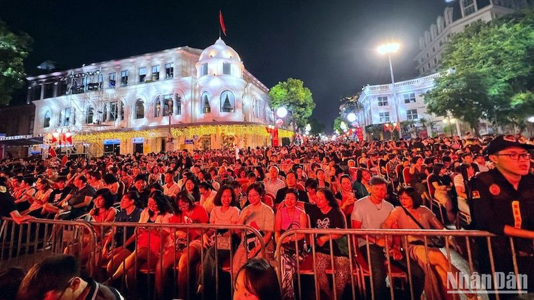 Hàng nghìn người dân và du khách háo hức trước giờ bắt đầu không gian âm nhạc ABBA giữa lòng Thủ đô Hà Nội.