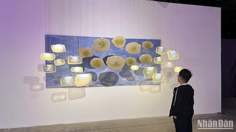 Khán giả thưởng lãm tác phẩm "Ngàn năm soi bóng" của tác giả Nguyễn Tuấn Dũng (Hà Nội).