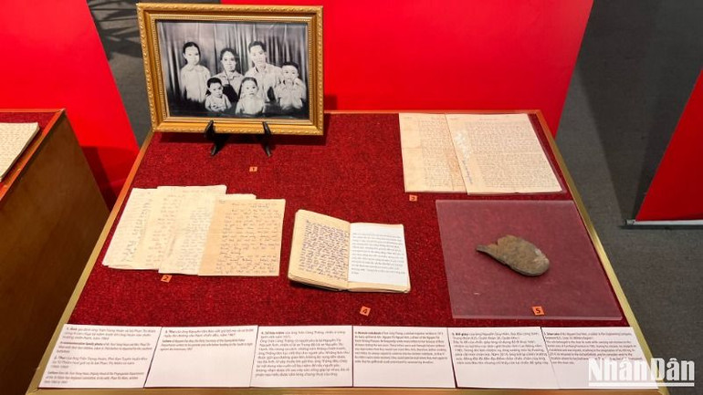 Triển lãm cũng nhấn mạnh đến mối quan hệ mật thiết giữa “hậu phương” và “tiền tuyến”; qua đó gửi tới thế hệ trẻ ngày nay thông điệp hãy sống có ước mơ, hoài bão, niềm tin, hãy tiếp bước cha anh “Sống một đời đáng sống”. Triển lãm cũng nhấn mạnh đến mối quan hệ mật thiết giữa “hậu phương” và “tiền tuyến”; qua đó gửi tới thế hệ trẻ ngày nay thông điệp hãy sống có ước mơ, hoài bão, niềm tin, hãy tiếp bước cha anh “Sống một đời đáng sống”.