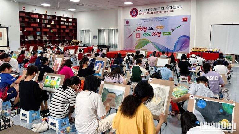 Các thí sinh từ 6-13 tuổi thi tài với nhiều phong cách, nội dung khác nhau.