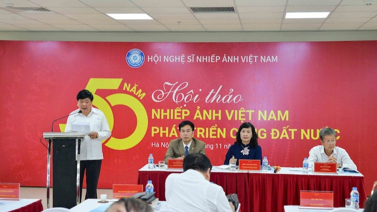 Chủ tịch Hội đồng Lý luận, phê bình văn học, nghệ thuật Trung ương Nguyễn Thế Kỷ phát biểu tại hội thảo. (ẢNH: HỘI NGHỆ SĨ NHIẾP ẢNH VIỆT NAM)
