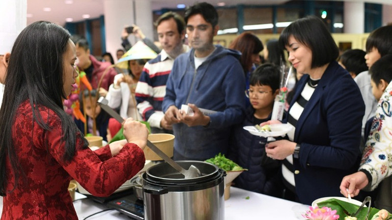 Những vị khách xếp hàng dài chờ tới lượt thưởng thức phở Việt Nam lừng danh. (Ảnh: BTC) Những vị khách xếp hàng dài chờ tới lượt thưởng thức phở Việt Nam lừng danh. (Ảnh: BTC)