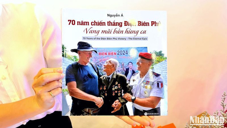 Cuốn sách ảnh dày 240 trang, do Nhà xuất bản Thông tấn ấn hành.